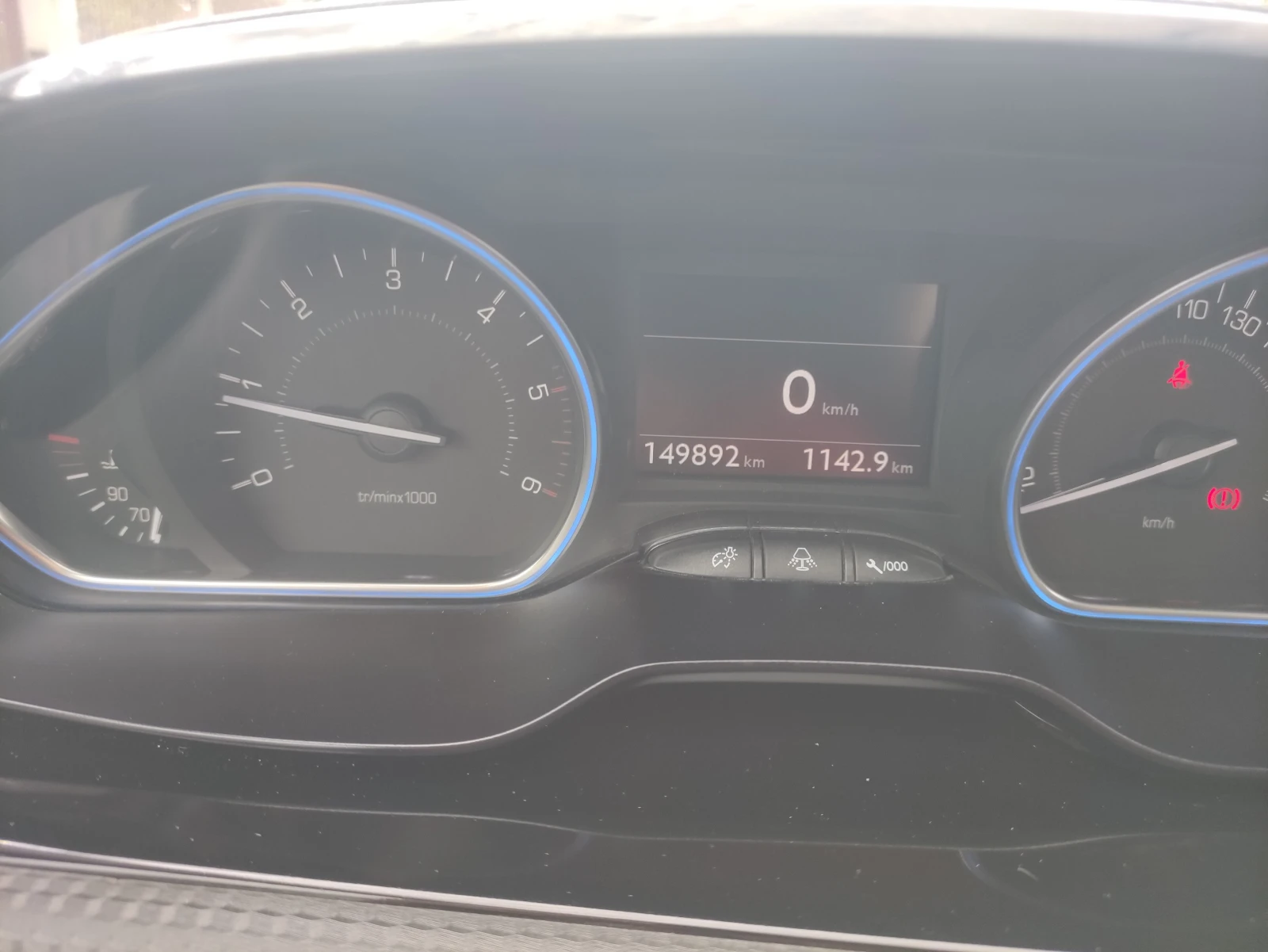 Peugeot 2008 1.6hdi като нов 145 000kmфул екстри евро 6, снимка 12 - Автомобили и джипове - 54154157