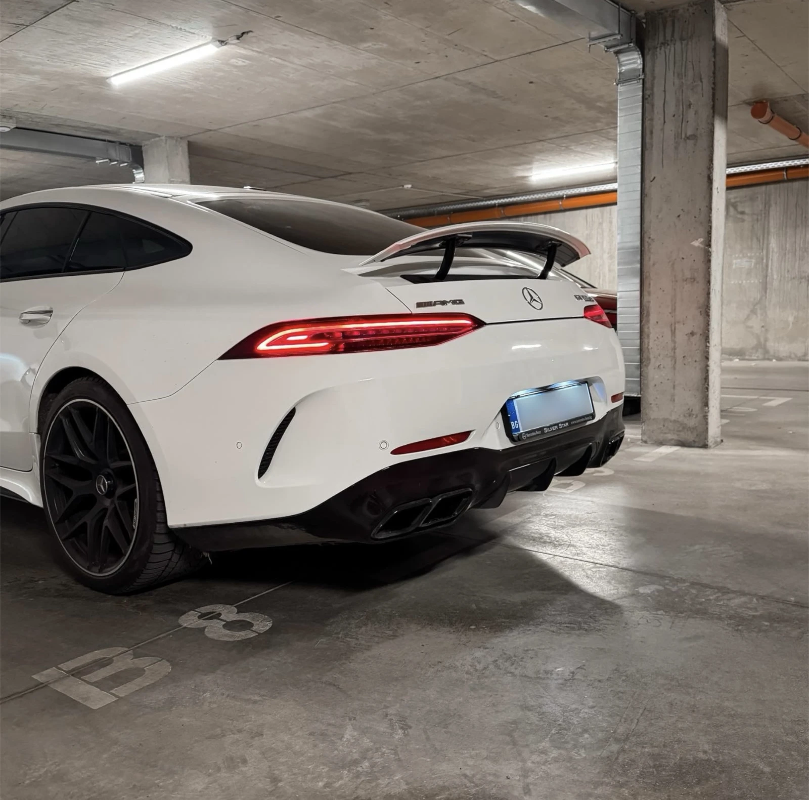 Mercedes-Benz AMG GT 63| NIGHT| DISTR| NAPPA| CARBON| PANO, снимка 3 - Автомобили и джипове - 54655676