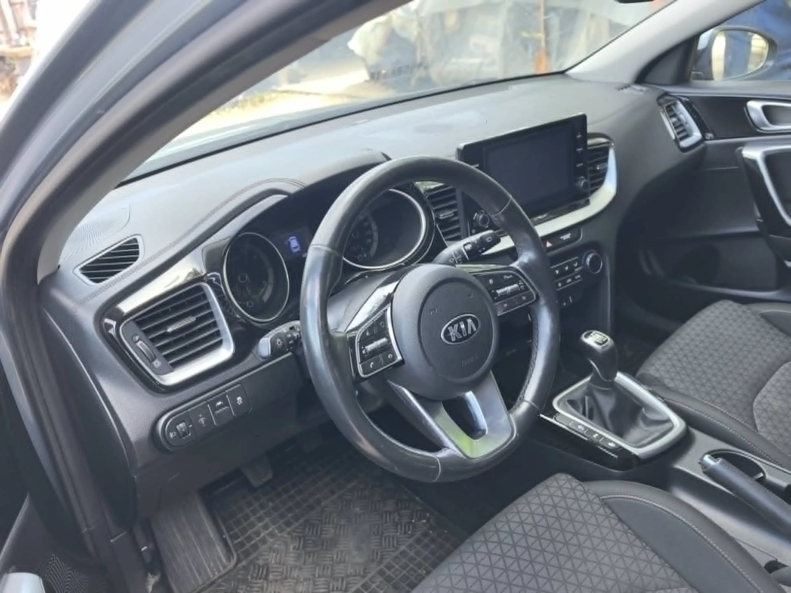 Kia Ceed 1.4 TGDI, снимка 13 - Автомобили и джипове - 55196518