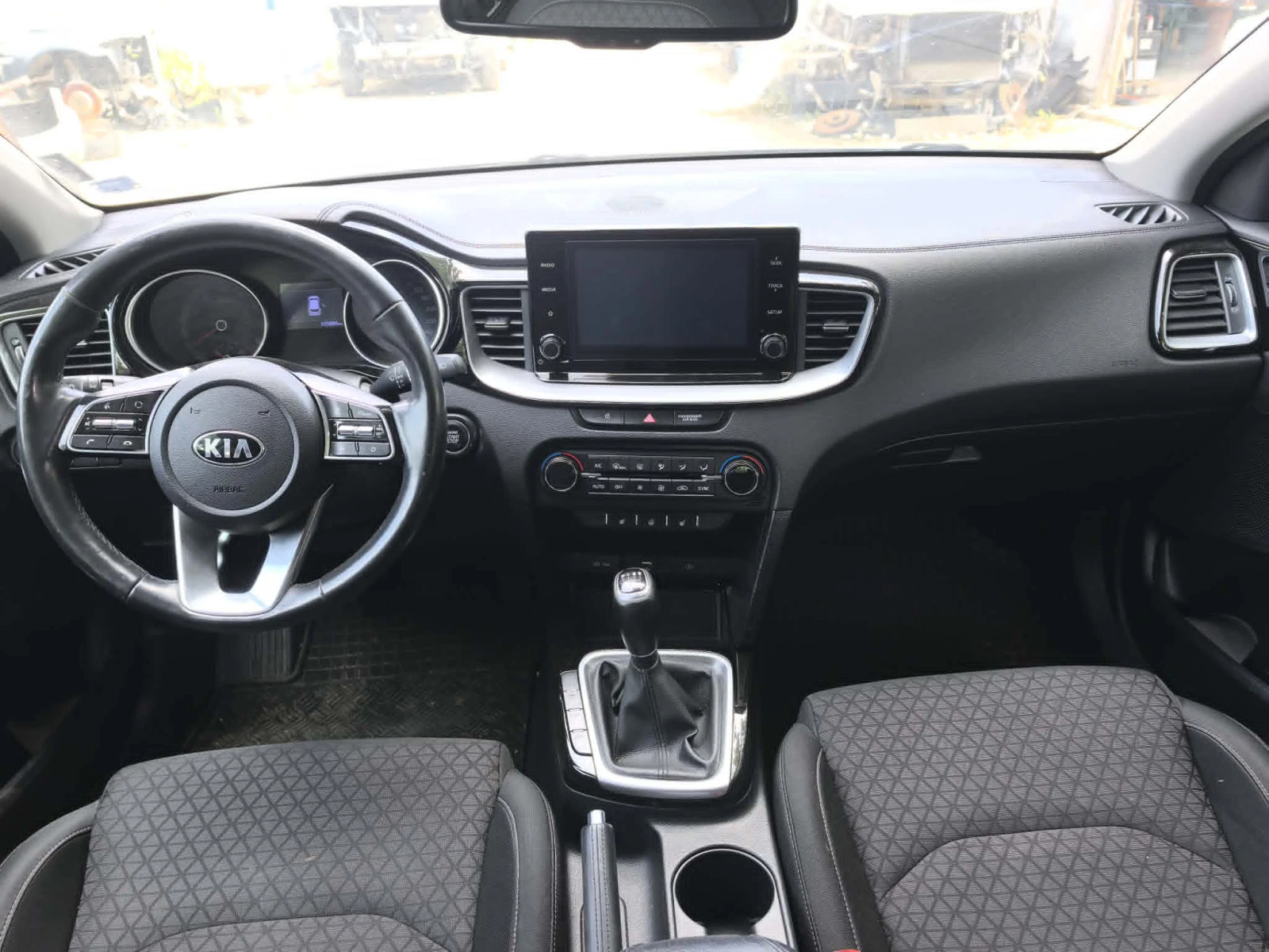 Kia Ceed 1.4 TGDI, снимка 12 - Автомобили и джипове - 55196518