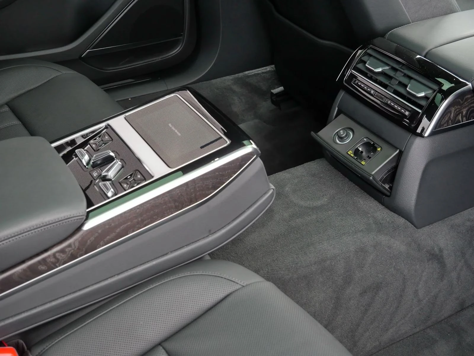 Audi A8 60 TFSIe / LONG/ B&O/ HUD/ MATRIX/ PANO/ AIR / 360, снимка 16 - Автомобили и джипове - 56002929