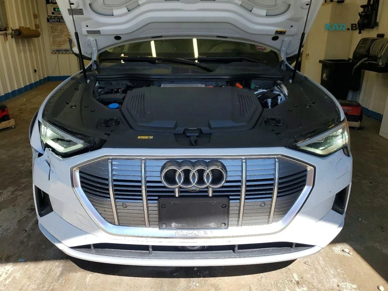 Audi E-Tron, снимка 7 - Автомобили и джипове - 56683316