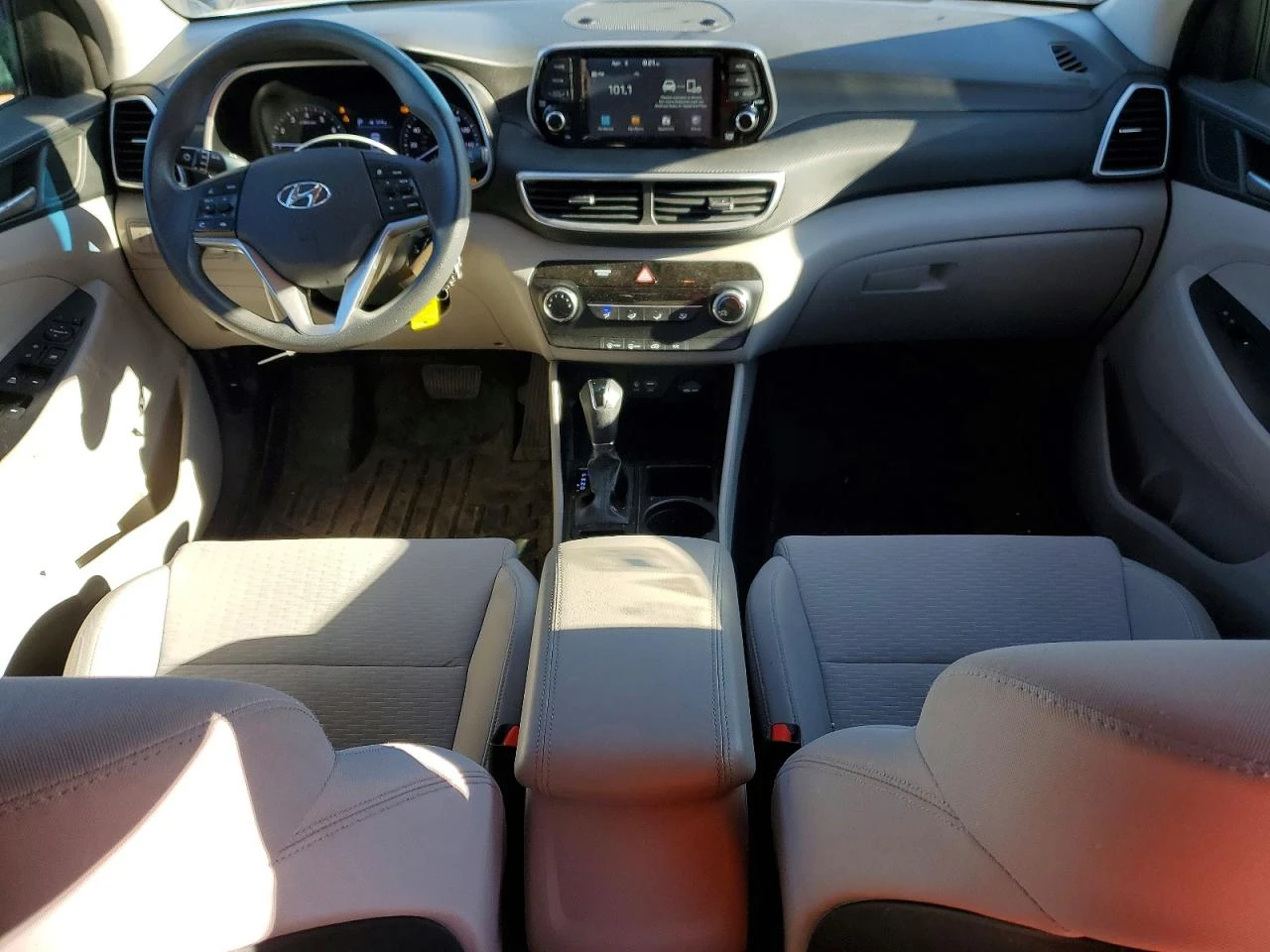 Hyundai Tucson 2.0l Se, снимка 8 - Автомобили и джипове - 54429653