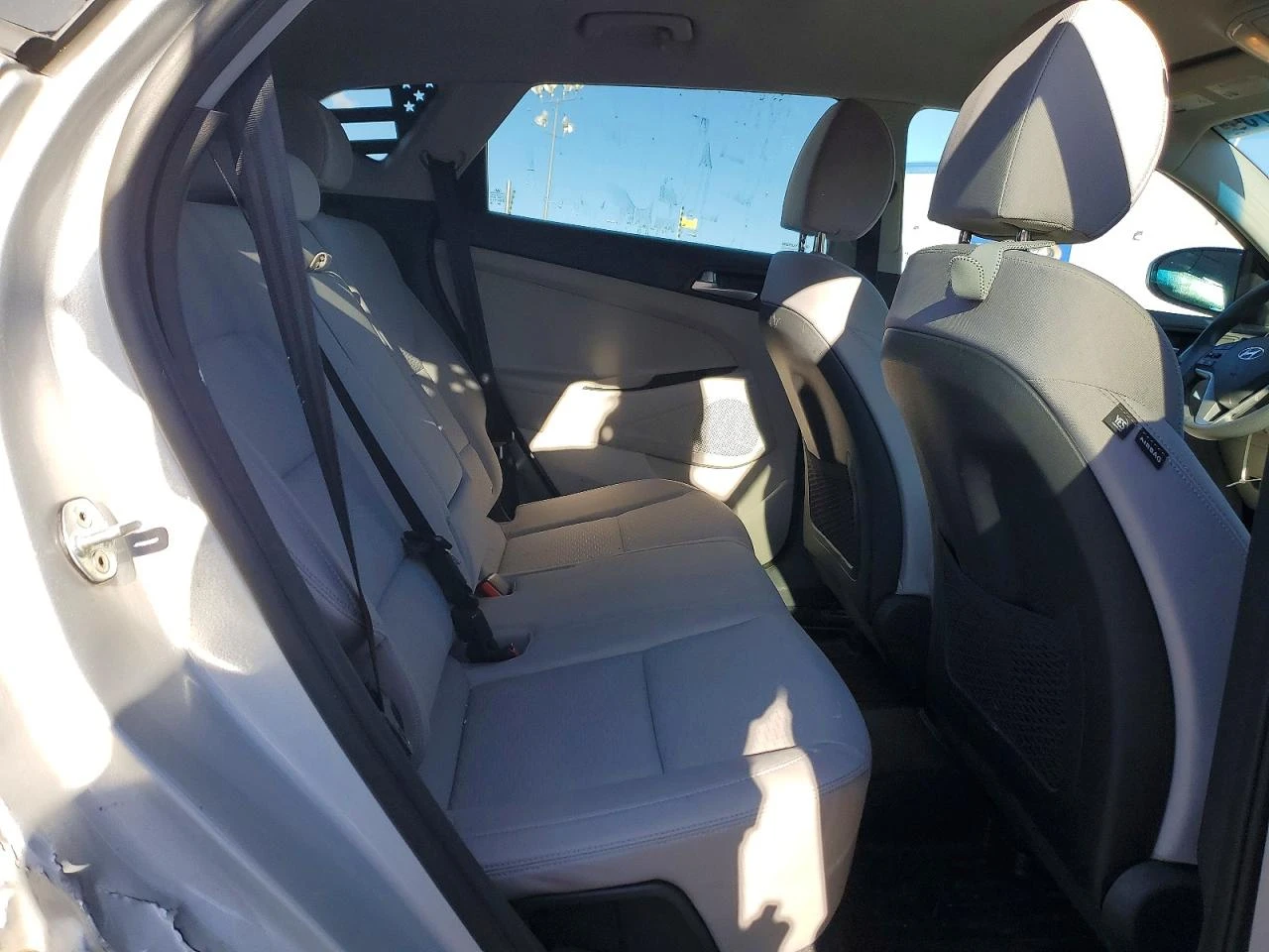 Hyundai Tucson 2.0l Se, снимка 10 - Автомобили и джипове - 54429653