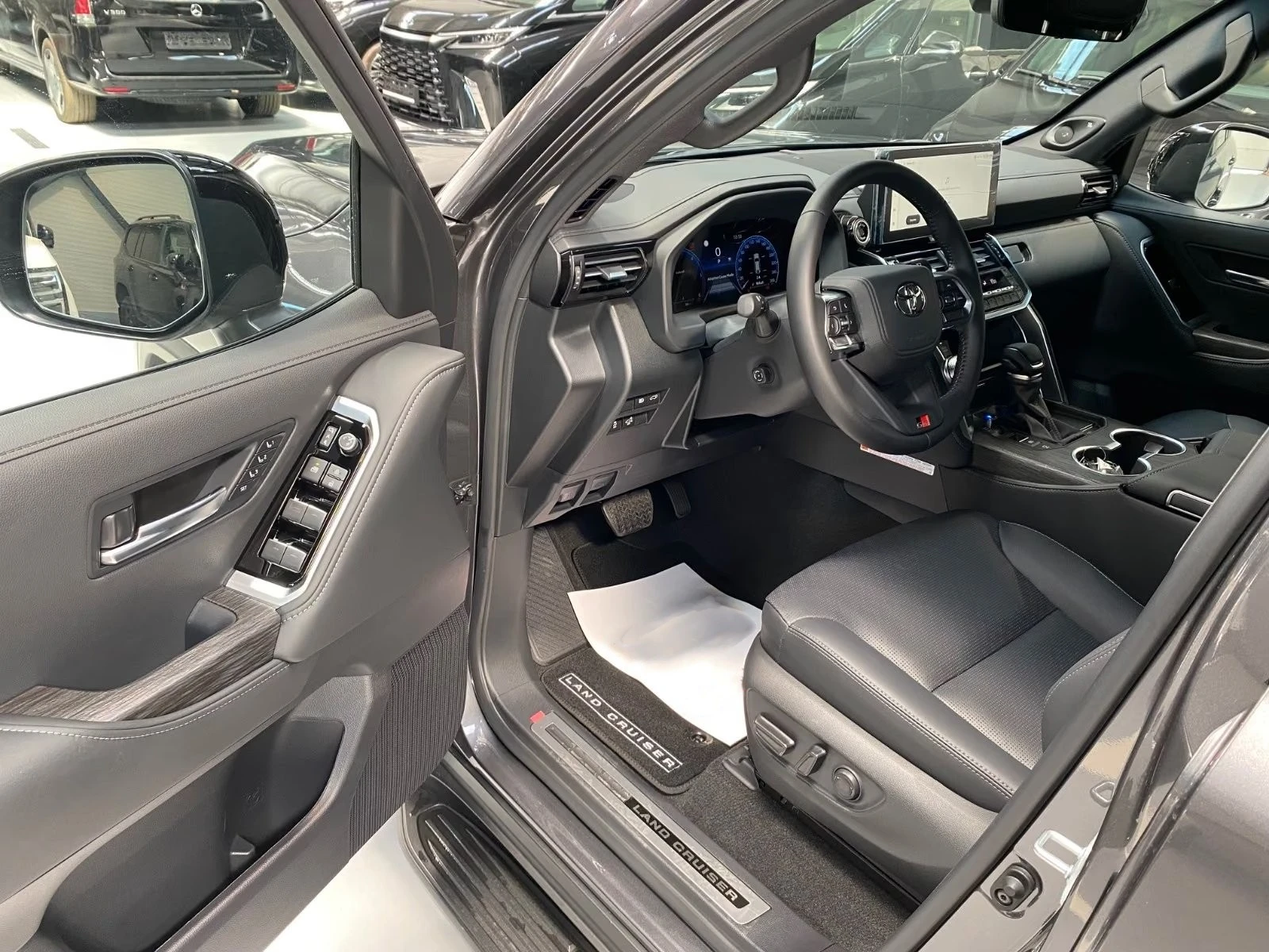 Toyota Land cruiser LC300 / GR SPORT / HUD / JBL / 360 | Mobile.bg � ����������� 7