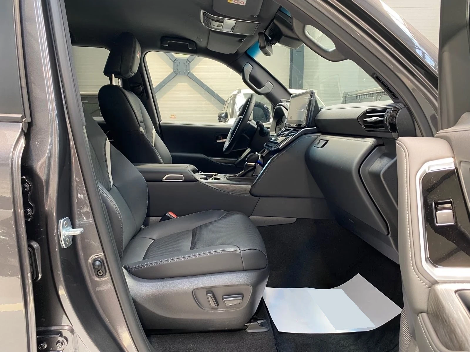 Toyota Land cruiser LC300 / GR SPORT / HUD / JBL / 360 | Mobile.bg � ����������� 14