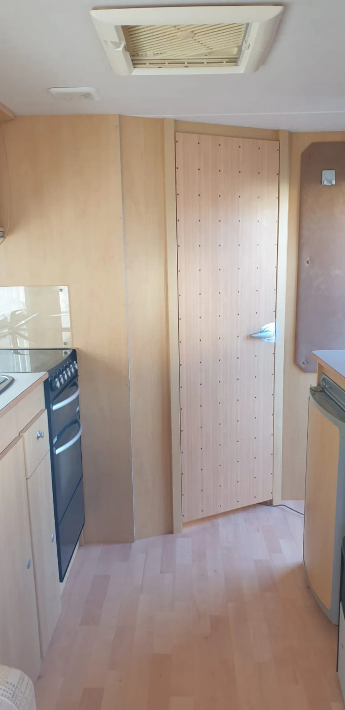 Каравана Dethleffs Rallynomad 470 DD, снимка 17 - Каравани и кемпери - 54062661