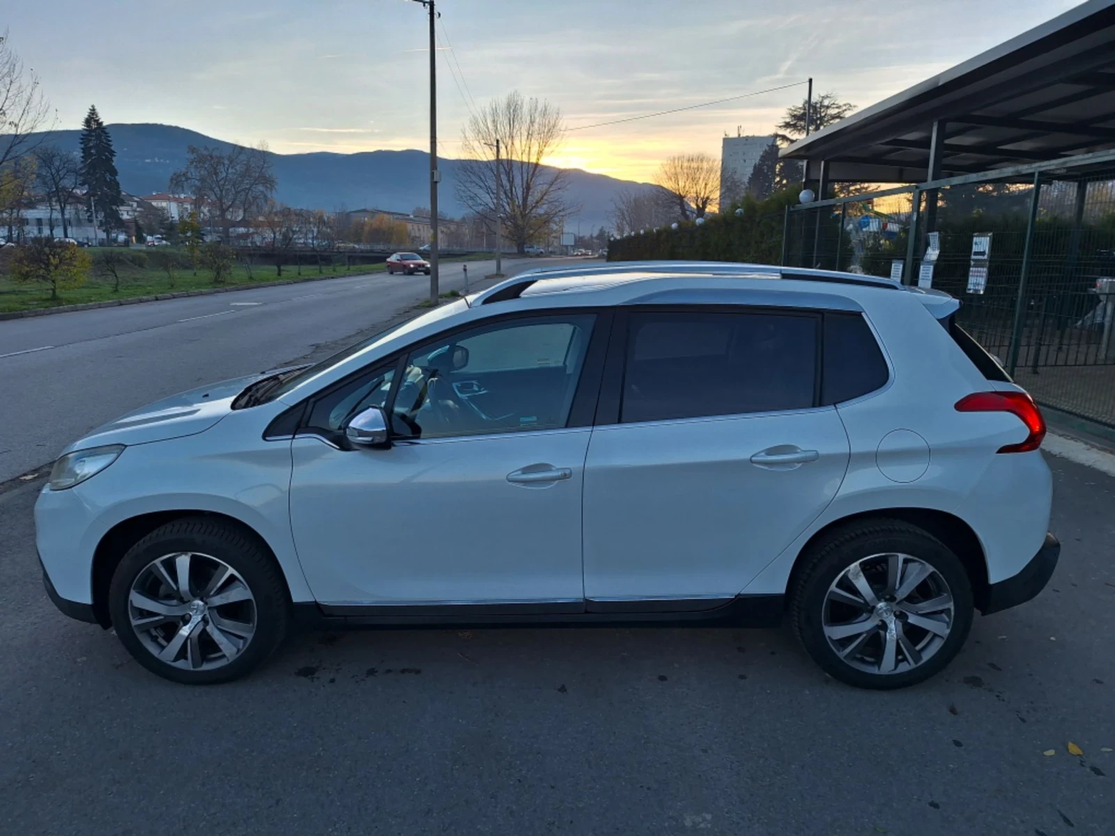 Peugeot 2008 1.6 eHDI 115к.с. Allure, снимка 3 - Автомобили и джипове - 52448771