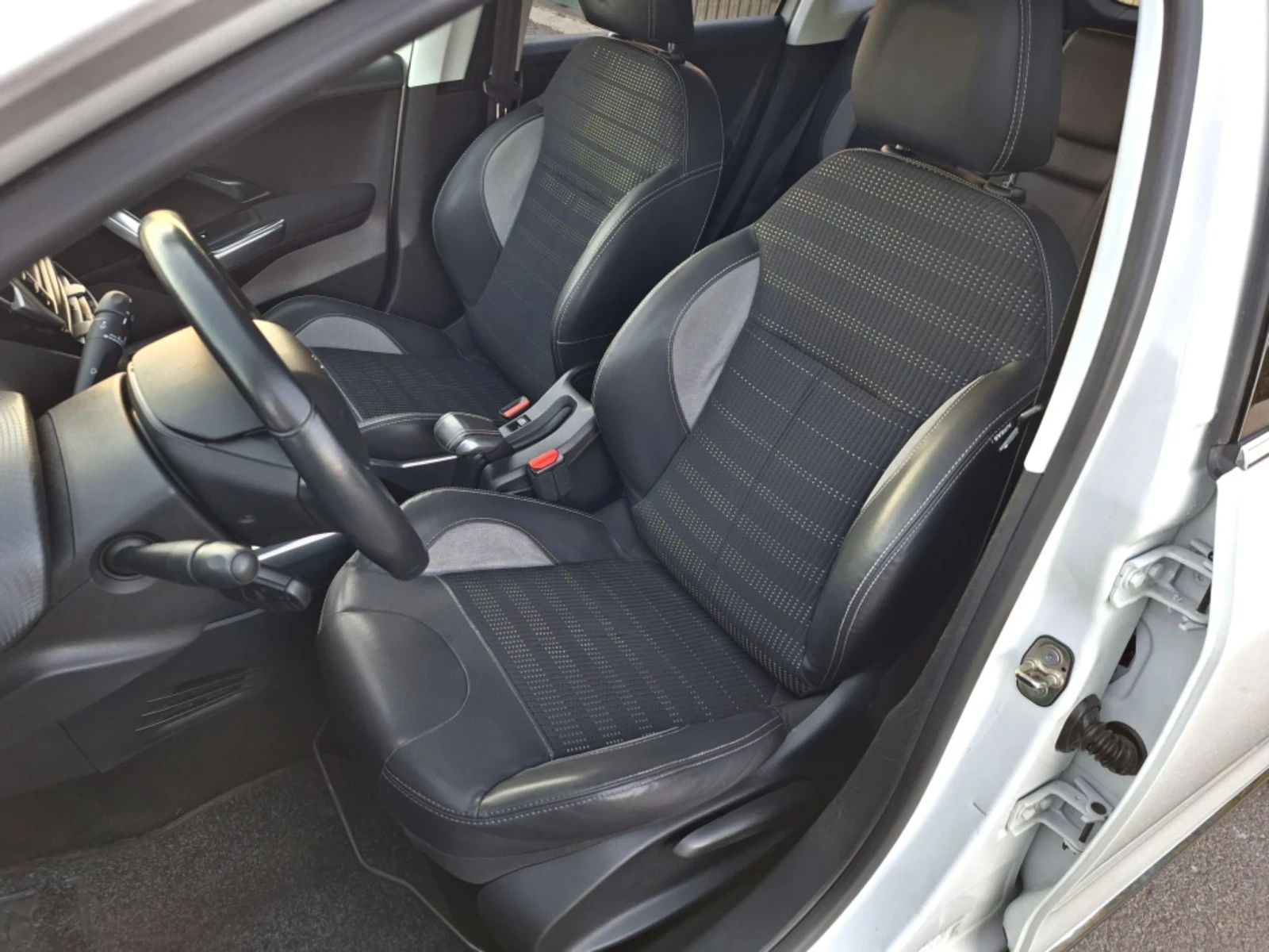 Peugeot 2008 1.6 eHDI 115к.с. Allure, снимка 16 - Автомобили и джипове - 52448771