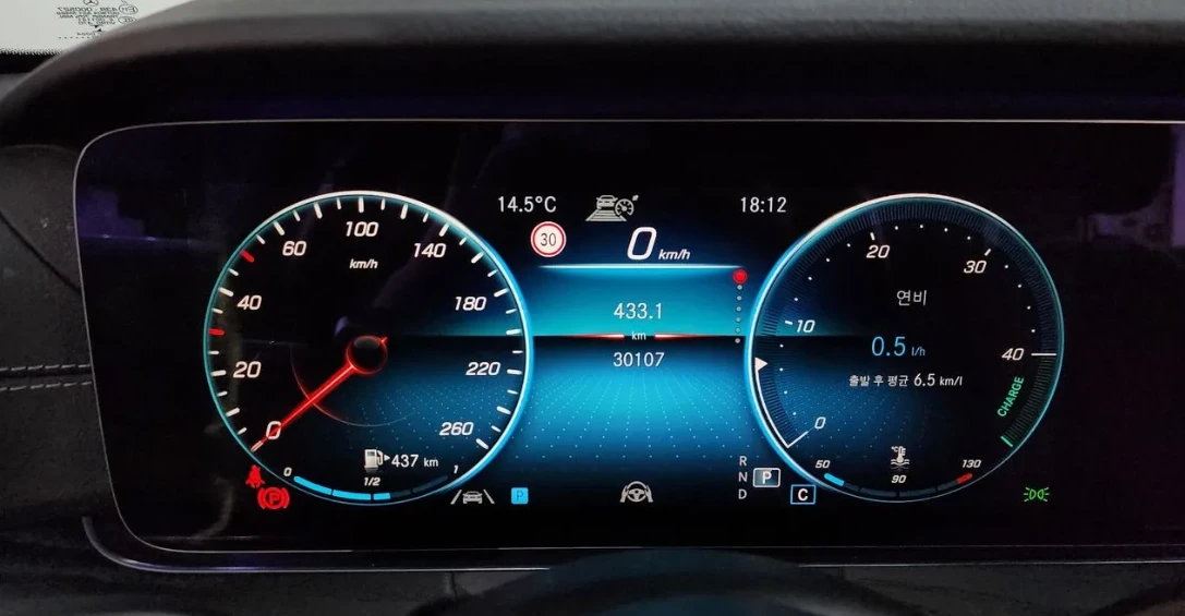 Mercedes-Benz E 220 4MATIC AMG Line, снимка 7 - Автомобили и джипове - 54395054