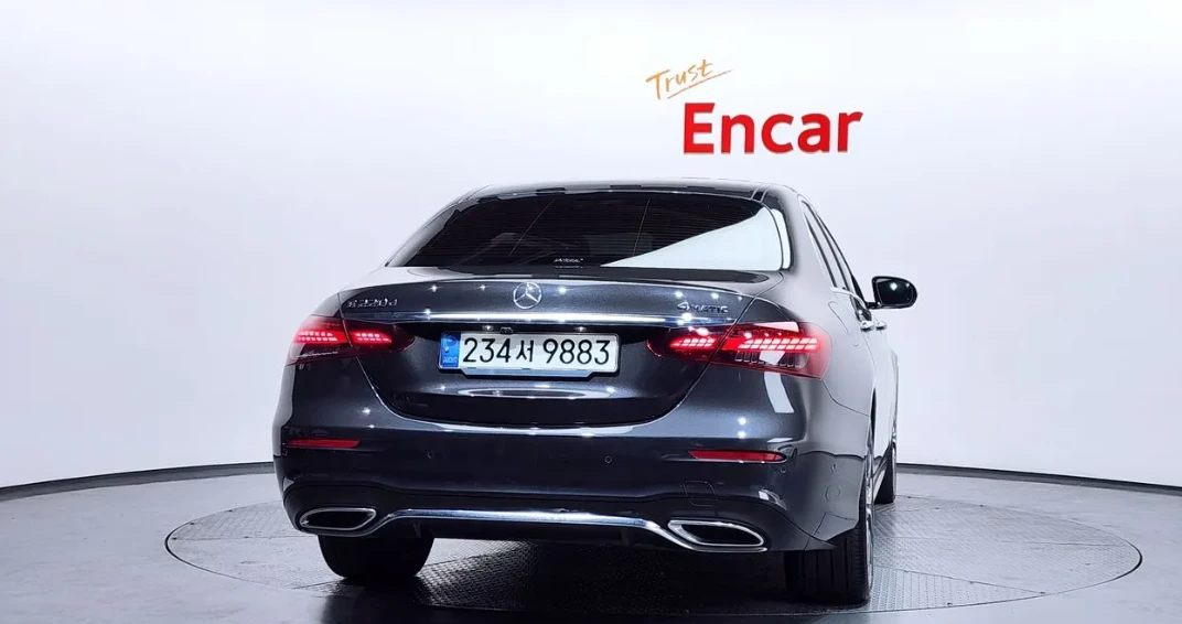 Mercedes-Benz E 220 4MATIC AMG Line, снимка 4 - Автомобили и джипове - 54395054