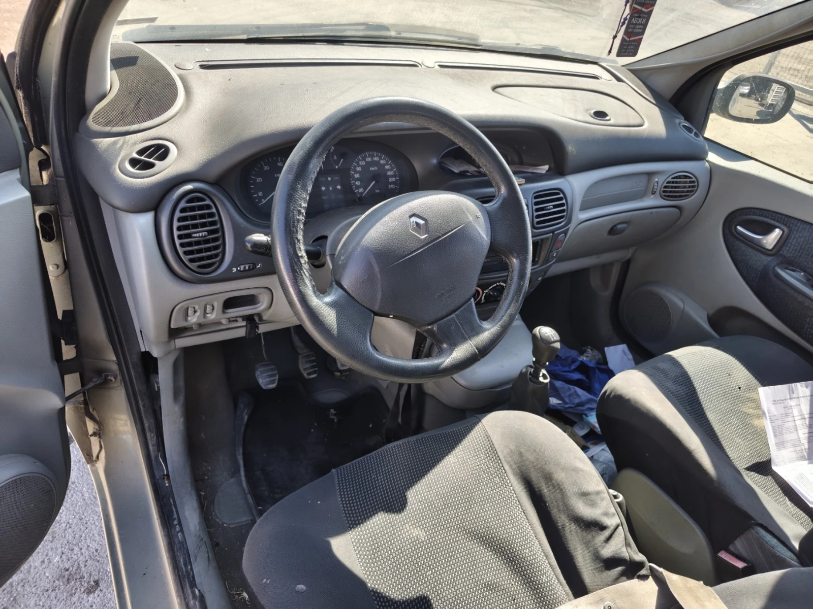 Renault Scenic 1.9DCI, снимка 5 - Автомобили и джипове - 56117353