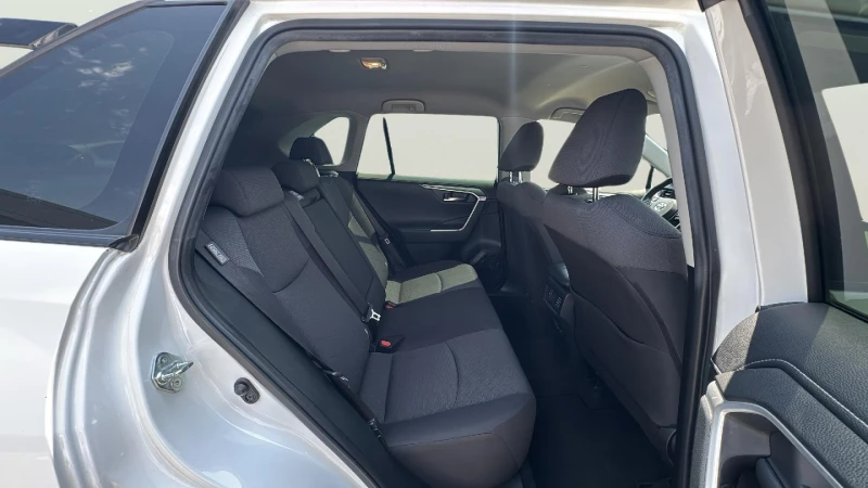 Toyota Rav4 2.0 i, снимка 13 - Автомобили и джипове - 51185107