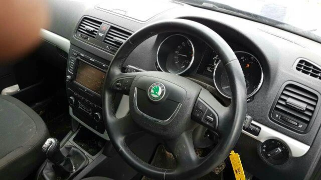 Skoda Yeti 2.0TDI, снимка 4 - Автомобили и джипове - 42072431