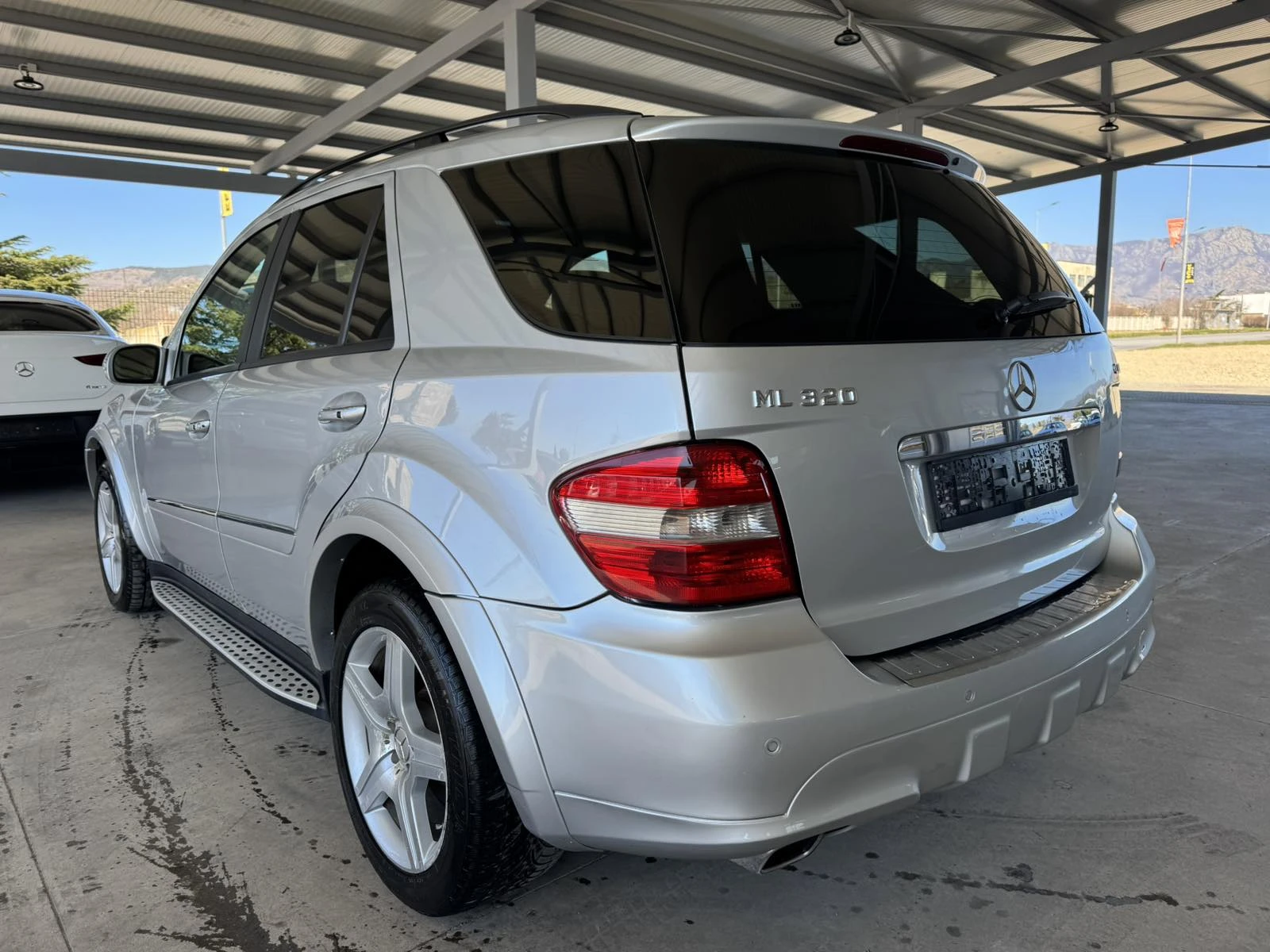 Mercedes-Benz ML 320 CDI* 224ps* 4M* AMG* H/K* KEYLESS* MASSAGE , снимка 3 - Автомобили и джипове - 53777189