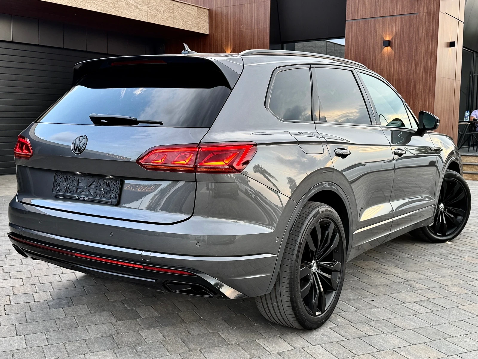 VW Touareg R-line #PANO#OBDUH#MASSAGE#Matrix#HUD#FULL MAX#, снимка 2 - Автомобили и джипове - 55335621
