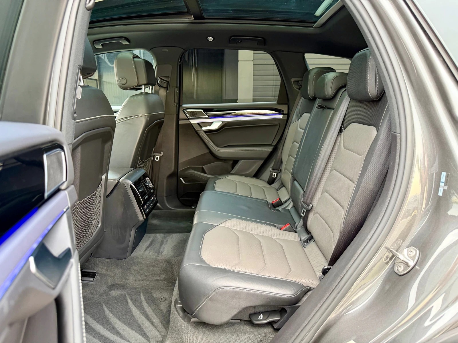 VW Touareg R-line #PANO#OBDUH#MASSAGE#Matrix#HUD#FULL MAX#, снимка 14 - Автомобили и джипове - 55335621