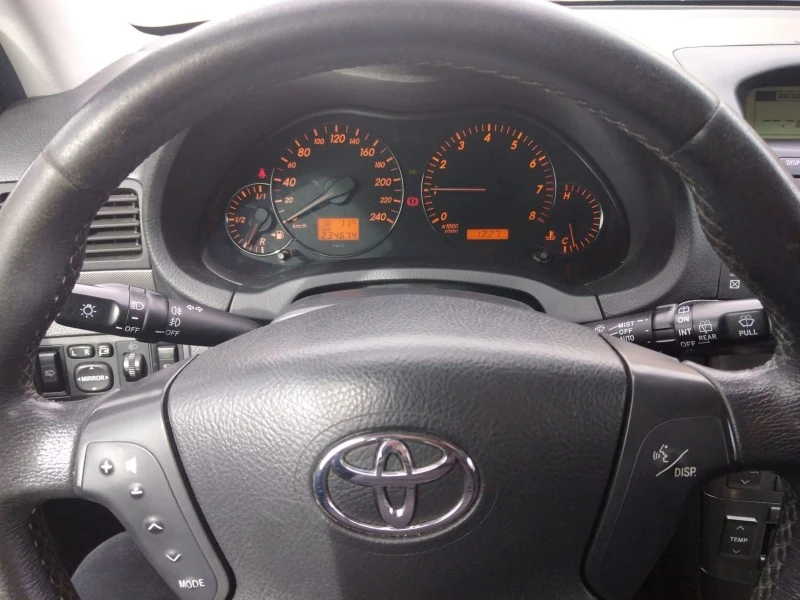 Toyota Avensis 1.8 VVTI, снимка 10 - Автомобили и джипове - 45083872