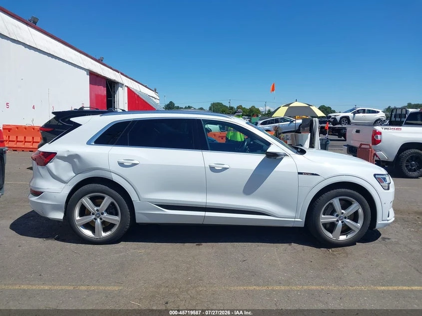 Audi E-Tron Premium Plus, снимка 13 - Автомобили и джипове - 55534772