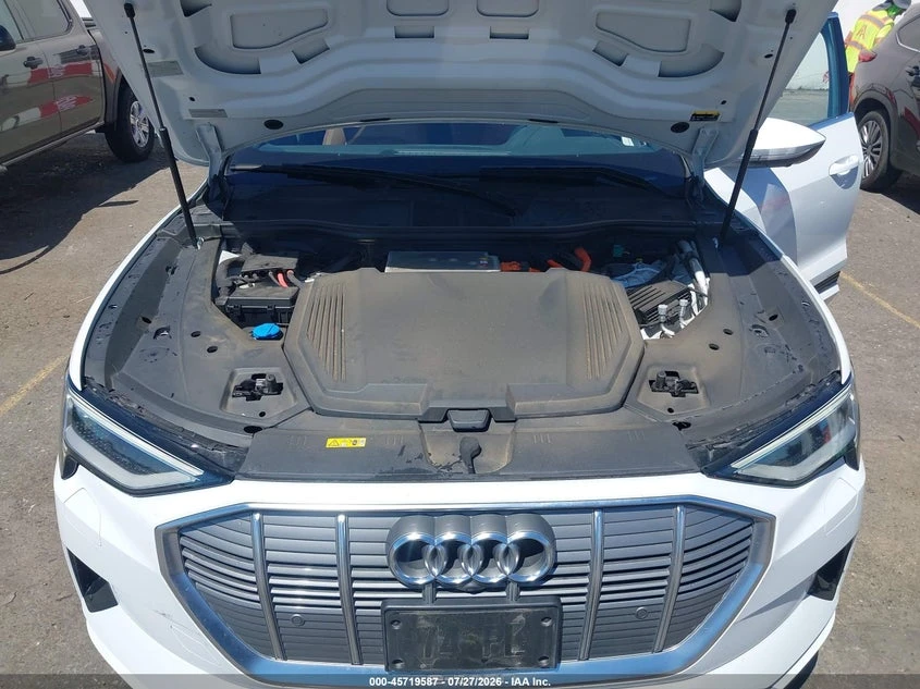 Audi E-Tron Premium Plus, снимка 10 - Автомобили и джипове - 55534772
