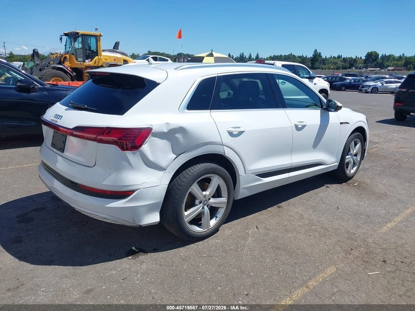 Audi E-Tron Premium Plus, снимка 4 - Автомобили и джипове - 55534772