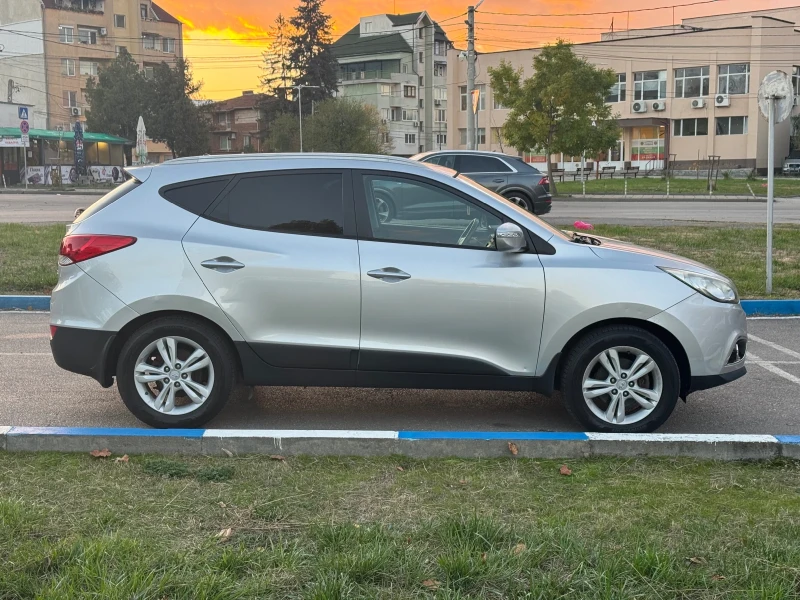 Hyundai IX35 2.0 Бензин 4х4, снимка 4 - Автомобили и джипове - 52172460