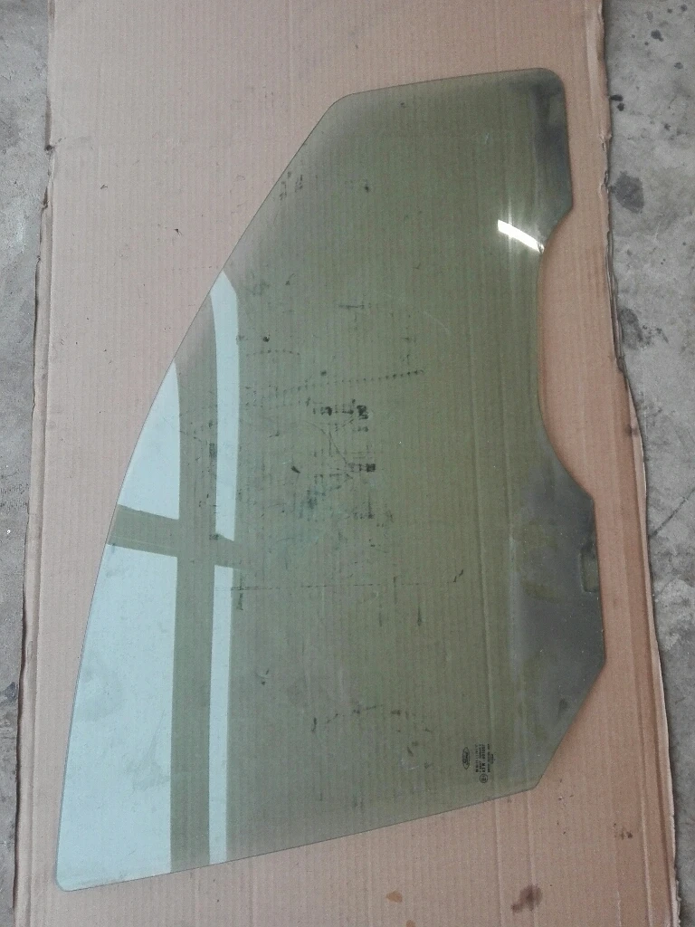 Стъкло предно дясно форд фокус мк1 4врати