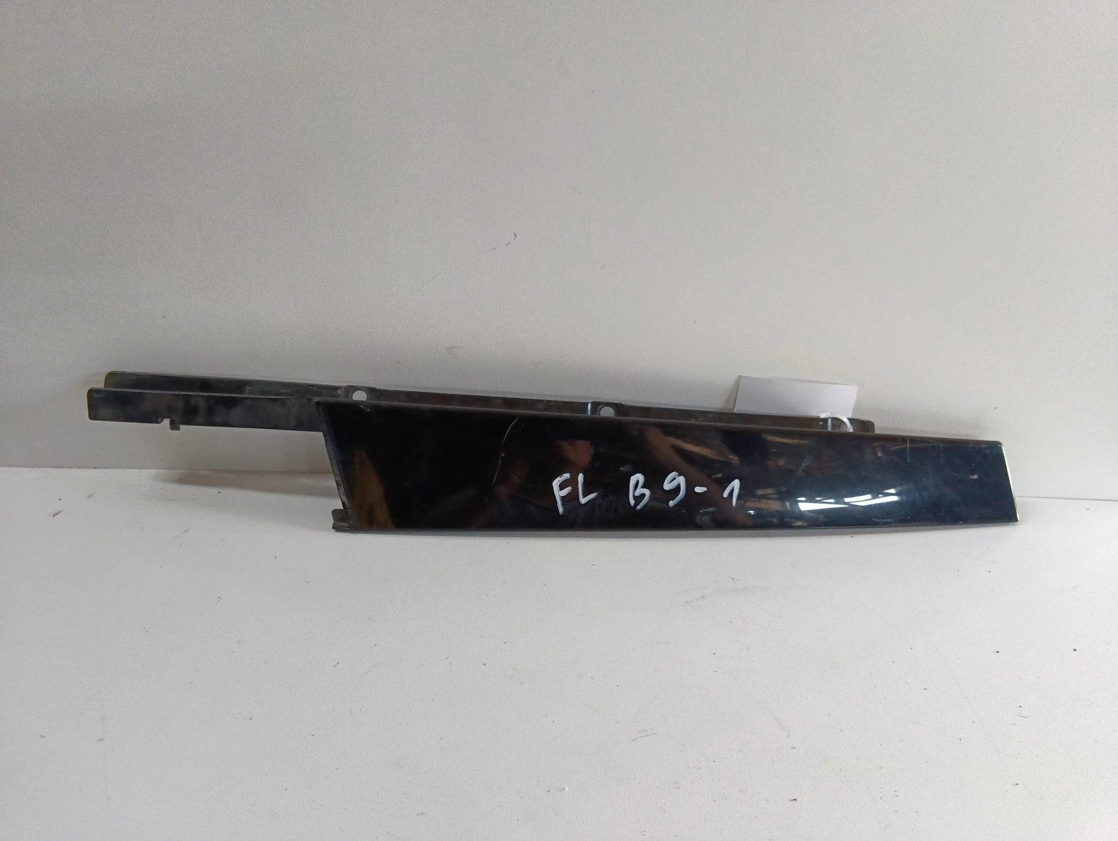лайсна за (предна лява врата) 8W0837901 Audi A4