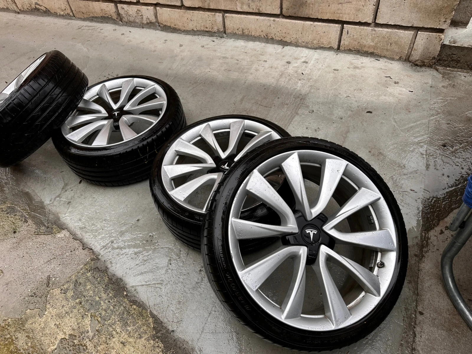 Гуми с джанти 235/35R20, снимка 2 - Гуми и джанти - 56698144