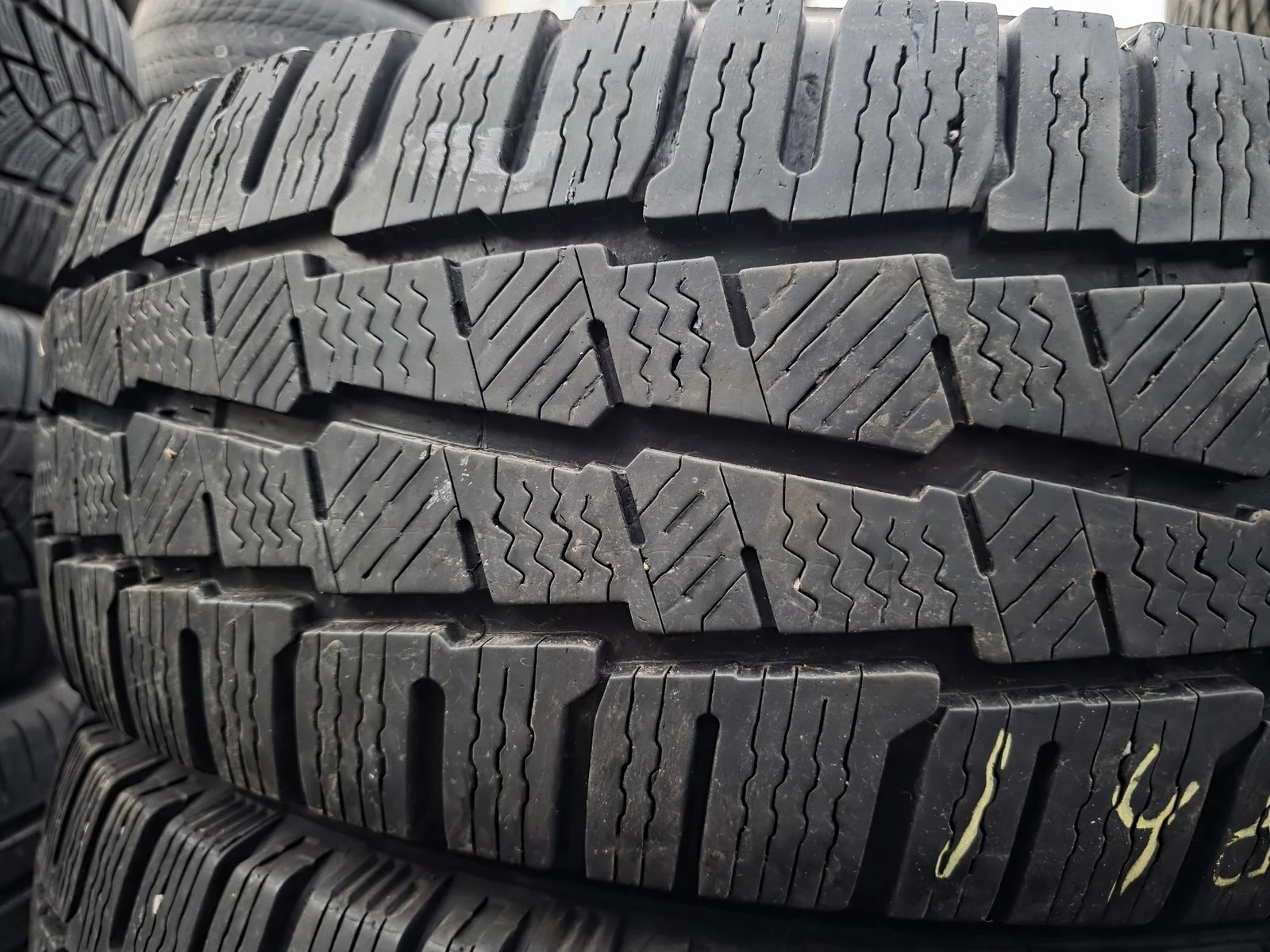 Гуми Зимни 215/65R16