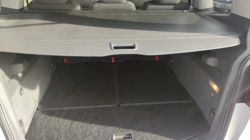 VW Touran 1.6 TDI NAVI, снимка 7 - Автомобили и джипове - 52837183