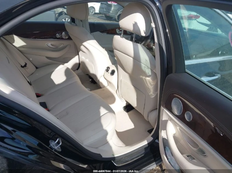 Mercedes-Benz E 300 2l 4Matic, снимка 8 - Автомобили и джипове - 53391093