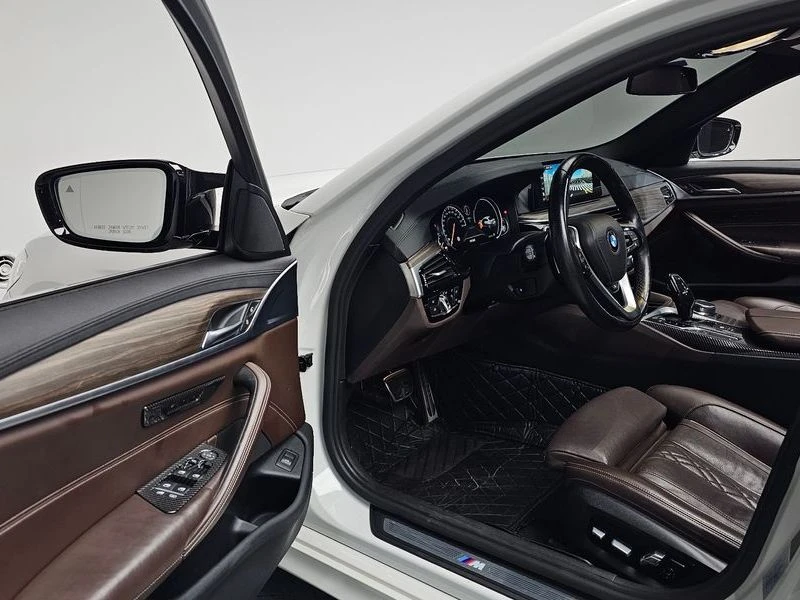 BMW 520 520d M Sport Package Plus| 190к.с.| ВКЛ.ТЕХНОТЕСТ, снимка 9 - Автомобили и джипове - 55130476