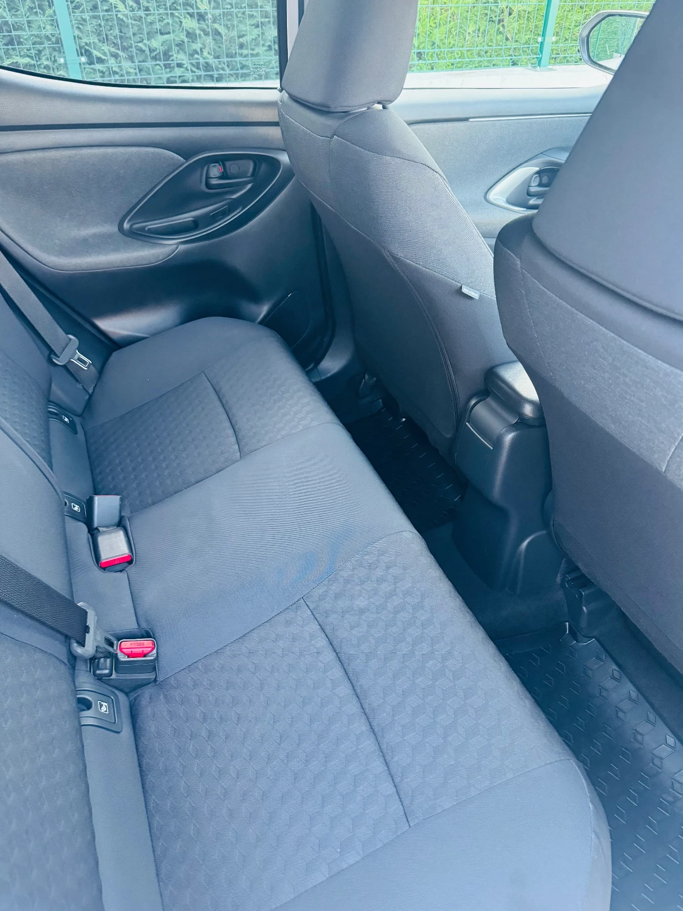 Toyota Yaris Chic Hibrid - изображение 9