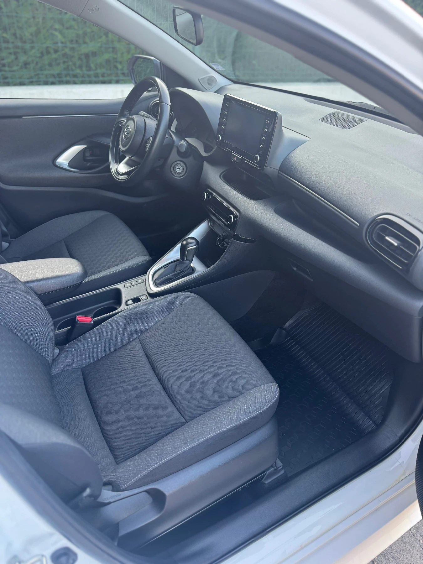 Toyota Yaris Chic Hibrid - изображение 8