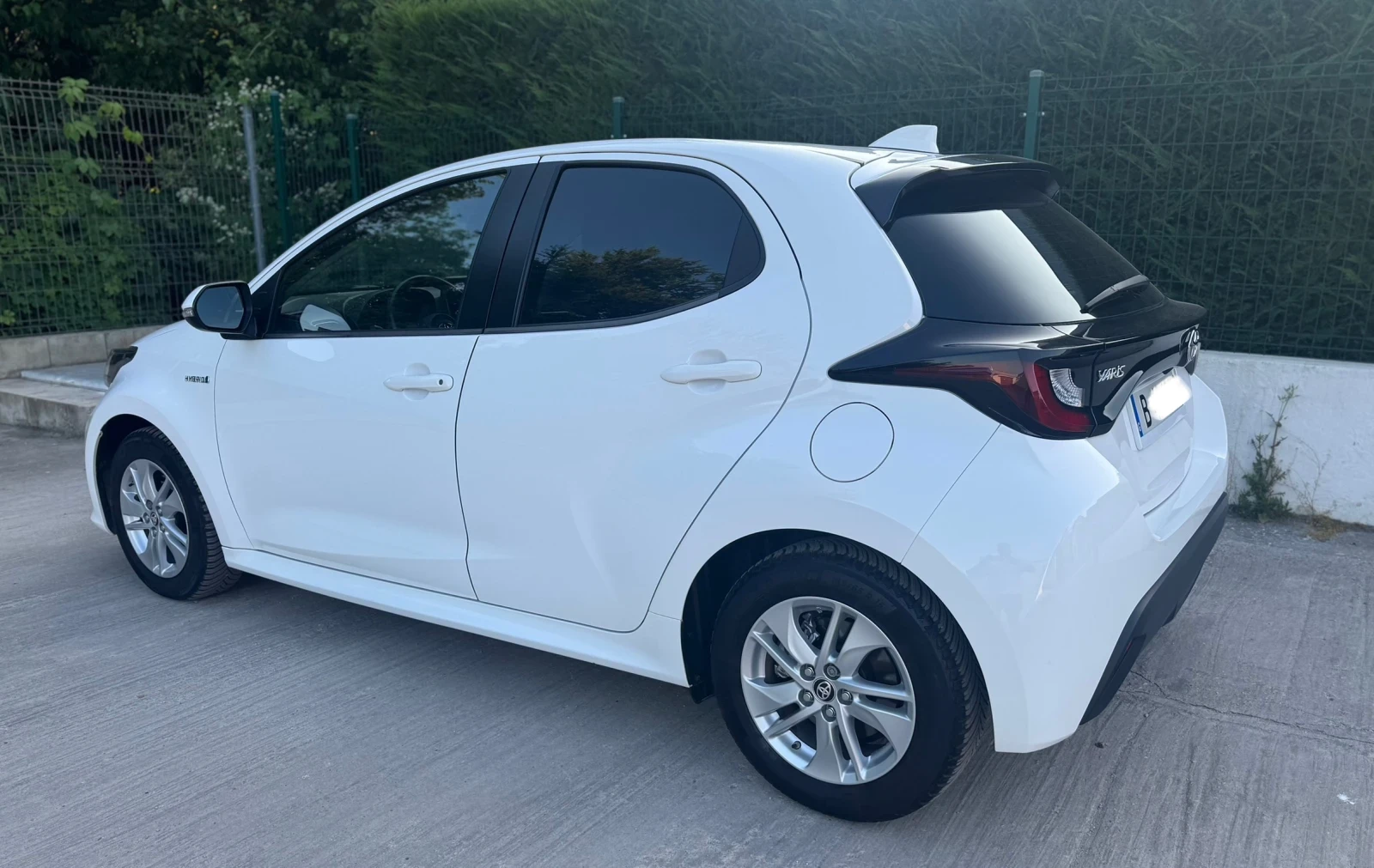 Toyota Yaris Chic Hibrid - изображение 4