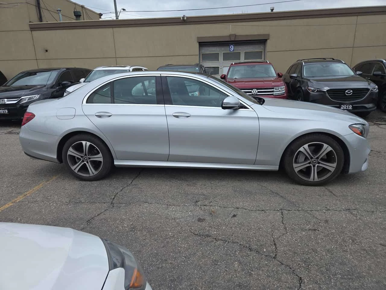 Mercedes-Benz E 300 4MATIC* DISTRONIC* 360* AMBIENT* , снимка 3 - Автомобили и джипове - 54184296