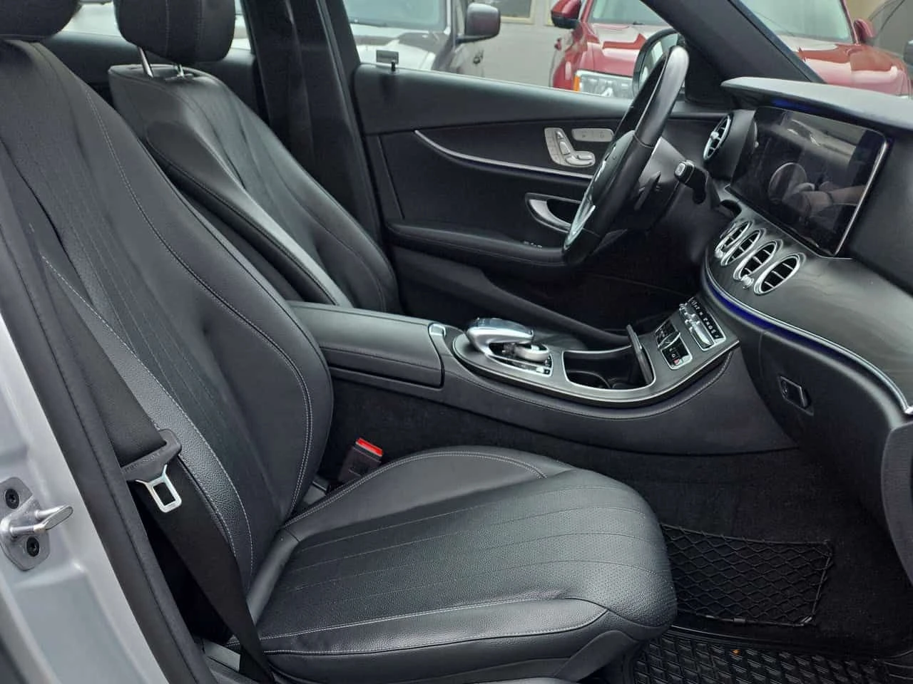 Mercedes-Benz E 300 4MATIC* DISTRONIC* 360* AMBIENT* , снимка 14 - Автомобили и джипове - 54184296