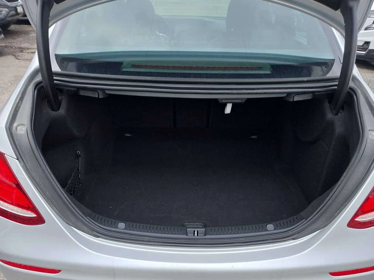 Mercedes-Benz E 300 4MATIC* DISTRONIC* 360* AMBIENT* , снимка 11 - Автомобили и джипове - 54184296