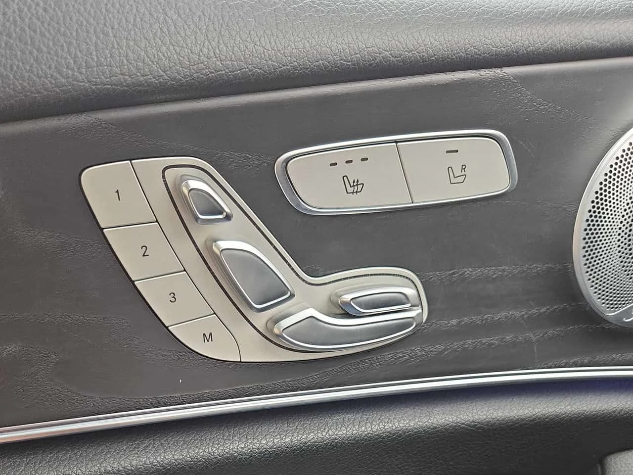 Mercedes-Benz E 300 4MATIC* DISTRONIC* 360* AMBIENT* , снимка 17 - Автомобили и джипове - 54184296