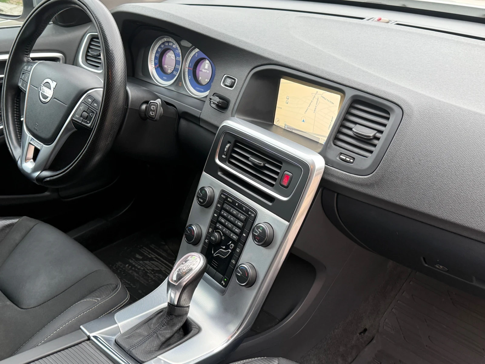 Volvo V60 2.0 D4 163k.c. AVTOMAT R-DESIGN, снимка 12 - Автомобили и джипове - 54206573