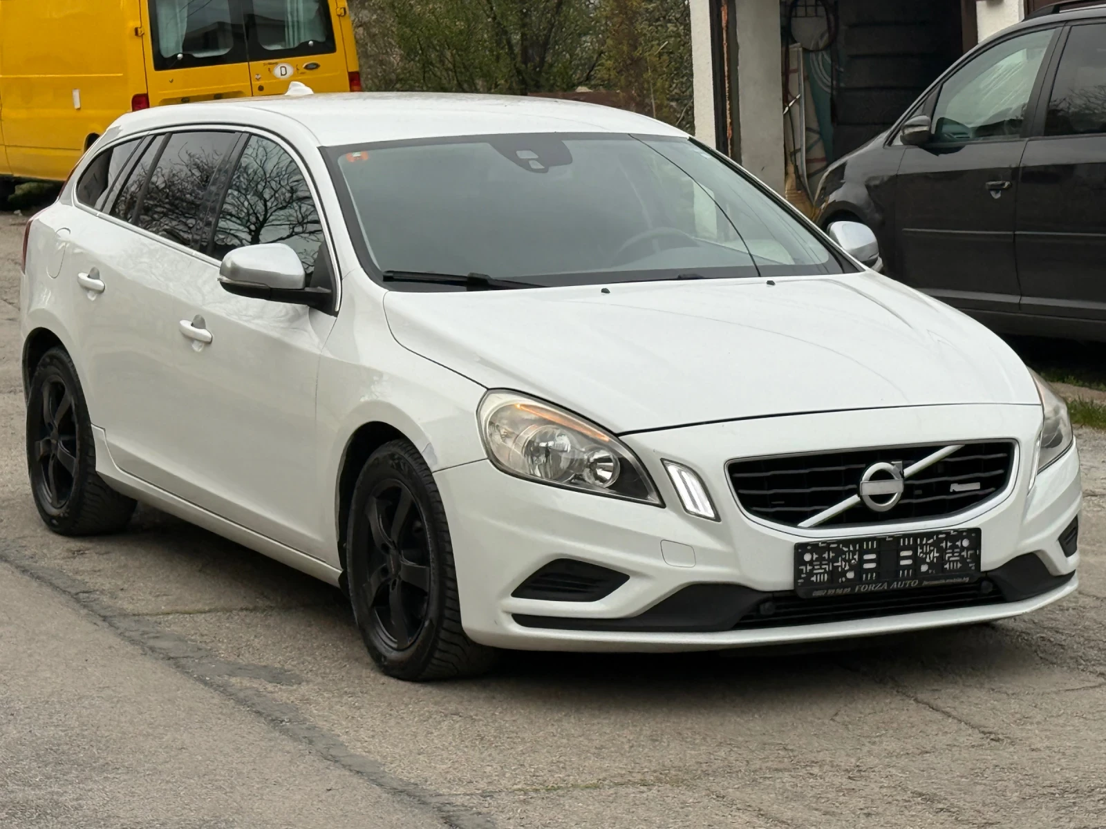 Volvo V60 2.0 D4 163k.c. AVTOMAT R-DESIGN, снимка 4 - Автомобили и джипове - 54206573