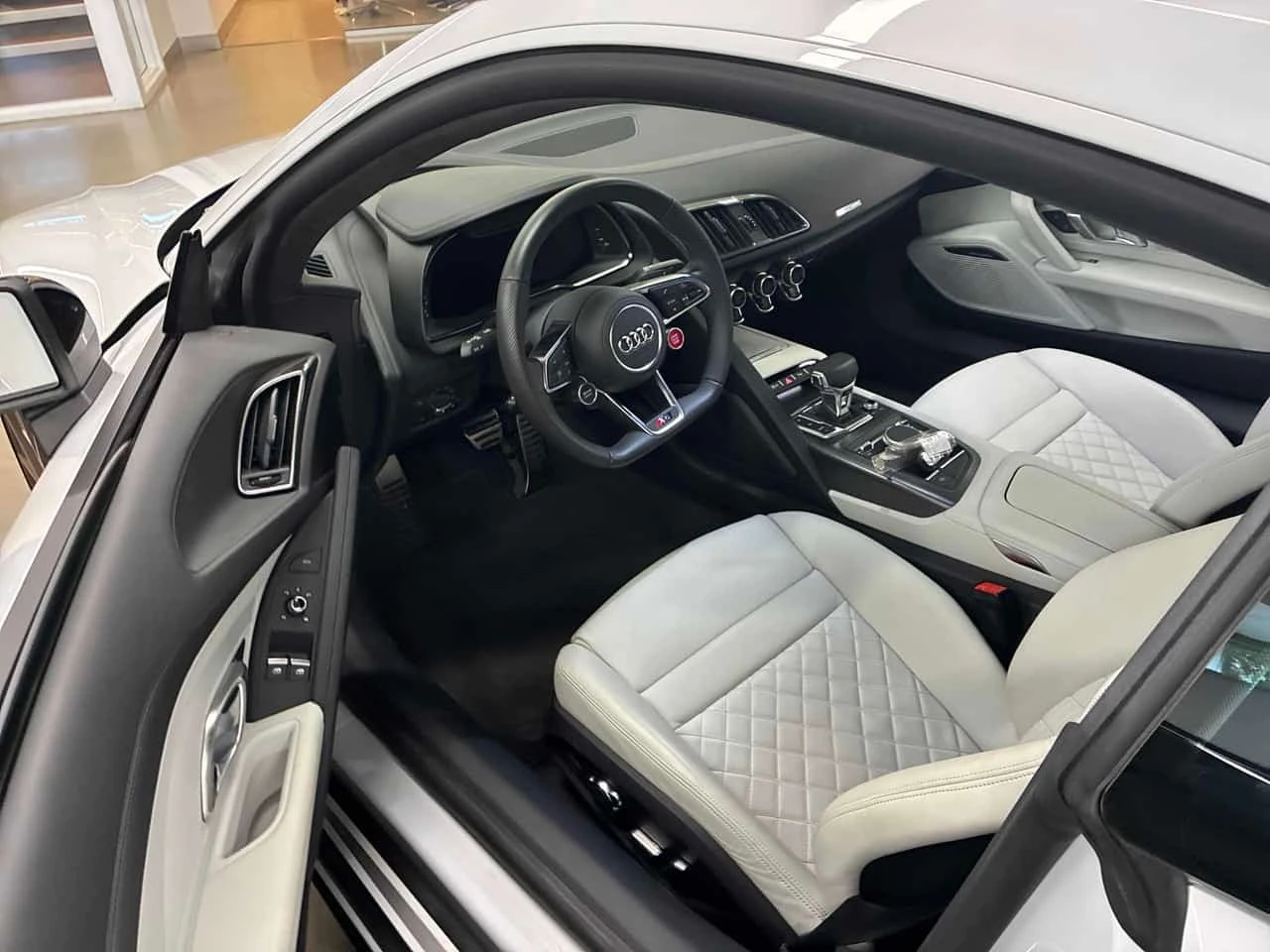 Audi R8 V10 performance * CARFAX * , снимка 5 - Автомобили и джипове - 56427024