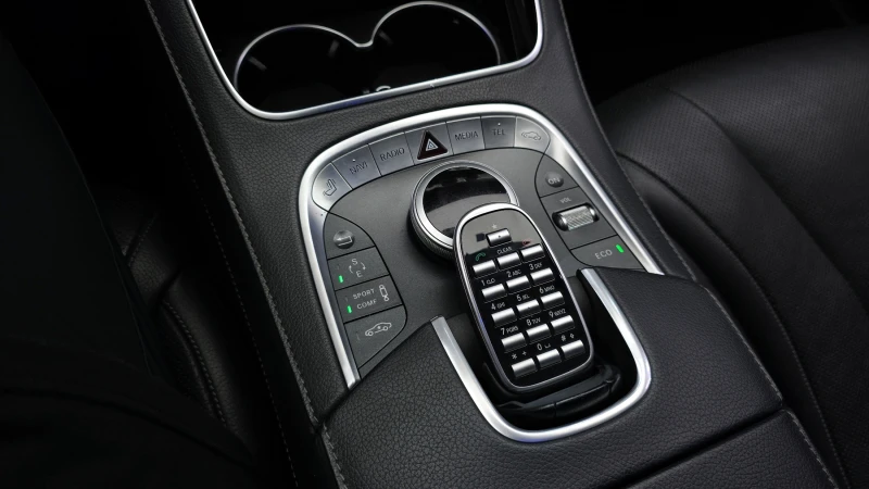 Mercedes-Benz S 350 Сервизна История / Реален пробег / Перфектна !!!, снимка 13 - Автомобили и джипове - 52107935