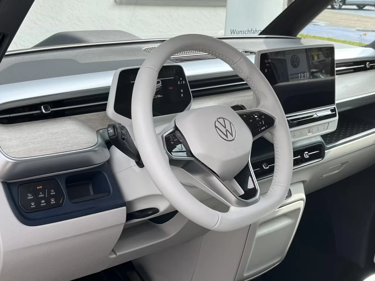 VW ID.Buzz PASSANGER/204HP/PRO/IQLIGHTS/CAM/AMBI/253z, снимка 10 - Автомобили и джипове - 54069783