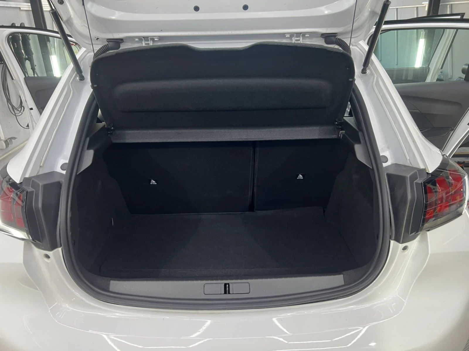 Peugeot 208, снимка 13 - Автомобили и джипове - 54241711