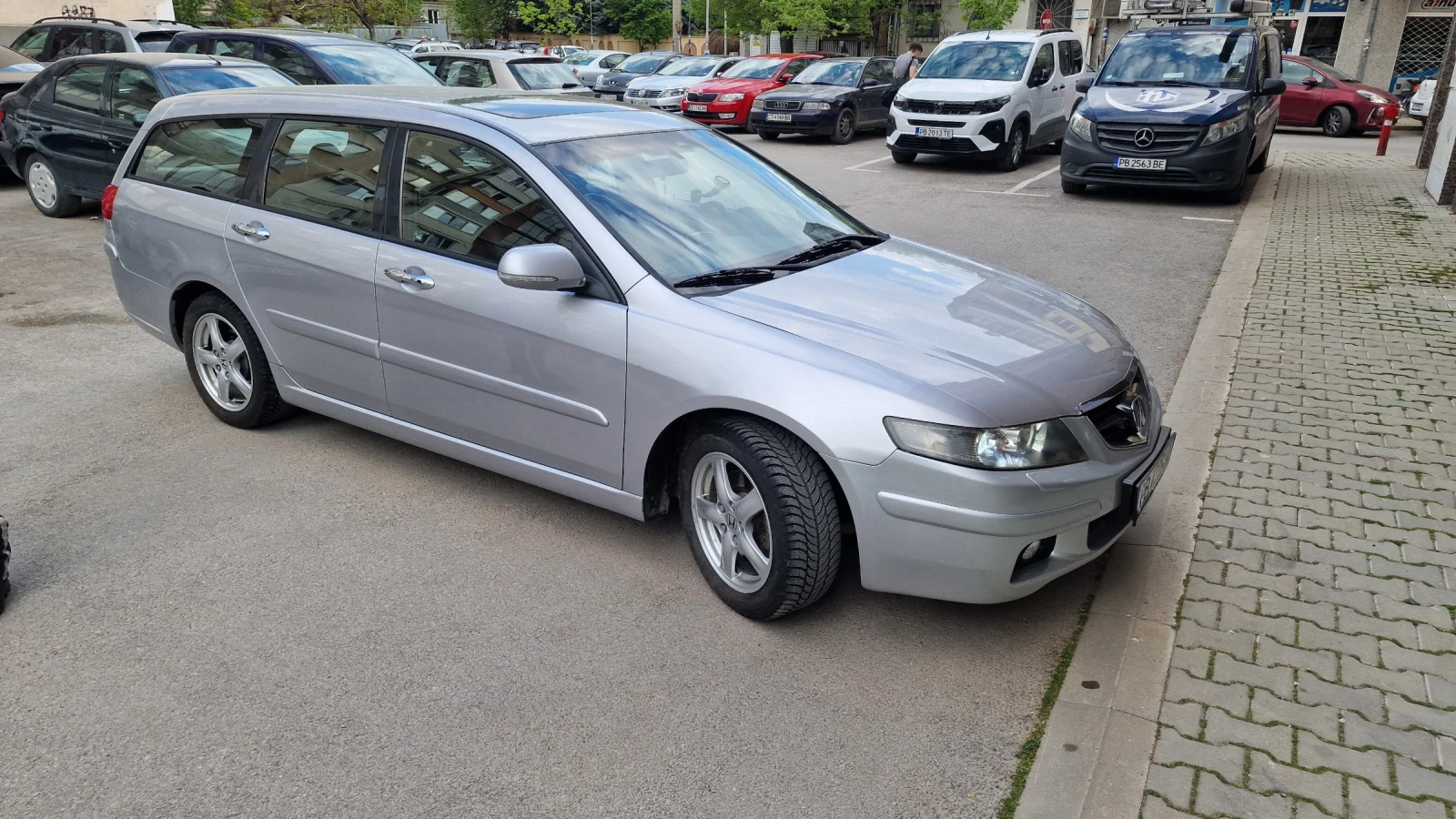 Honda Accord 2.4 i-VTEC АВТОМАТ Газ КОМБИ Обслужена, снимка 2 - Автомобили и джипове - 54302690