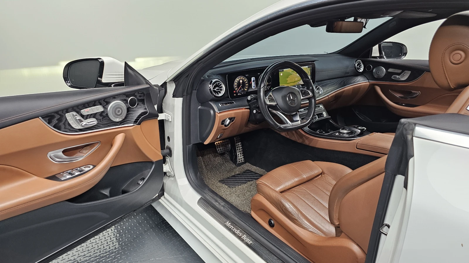 Mercedes-Benz E 220 AMG PK* DIGITAL* AMBIENT* HUD* КРАЙНА ЦЕНА, снимка 9 - Автомобили и джипове - 55091253