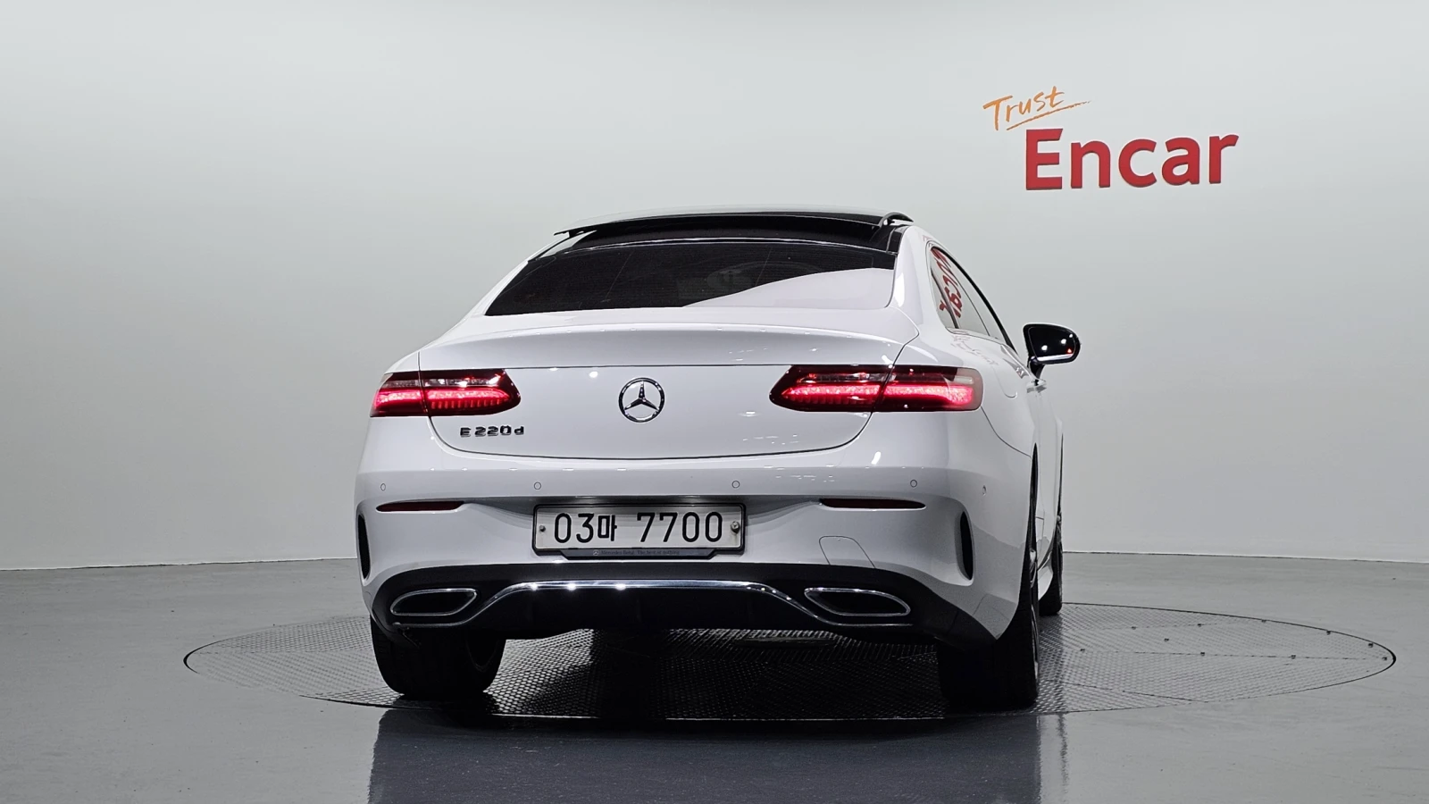 Mercedes-Benz E 220 AMG PK* DIGITAL* AMBIENT* HUD* КРАЙНА ЦЕНА, снимка 4 - Автомобили и джипове - 55091253