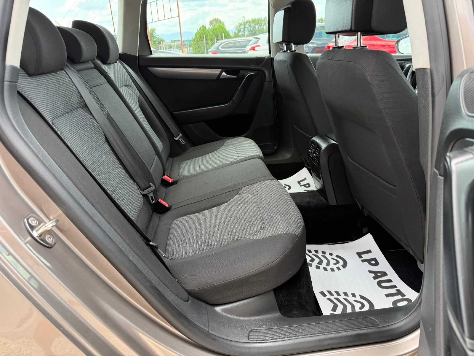 VW Passat 1.4i* 150k.c* CNG* DSG* LED* СЕРВИЗНА ИСТОРИЯ, снимка 10 - Автомобили и джипове - 55174082